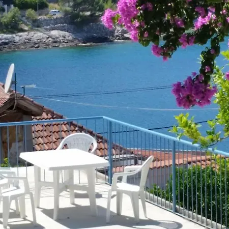 Apartments By The Sea Stomorska, Solta - 11198 *